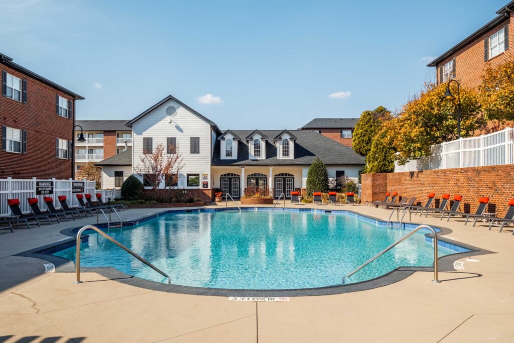 pool at ariel apartments charlotte nc